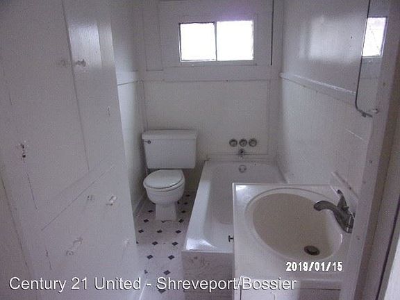4th image of 3906 Flora Ave