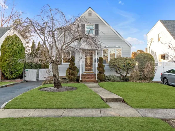 249 Brompton Road S, Garden City South, NY 11530