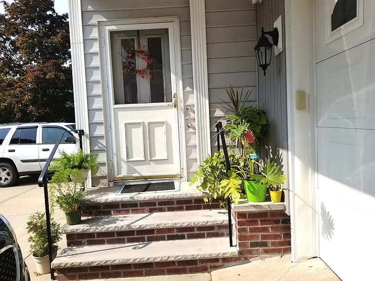 123 E 3rd St #3 — Photo 3
