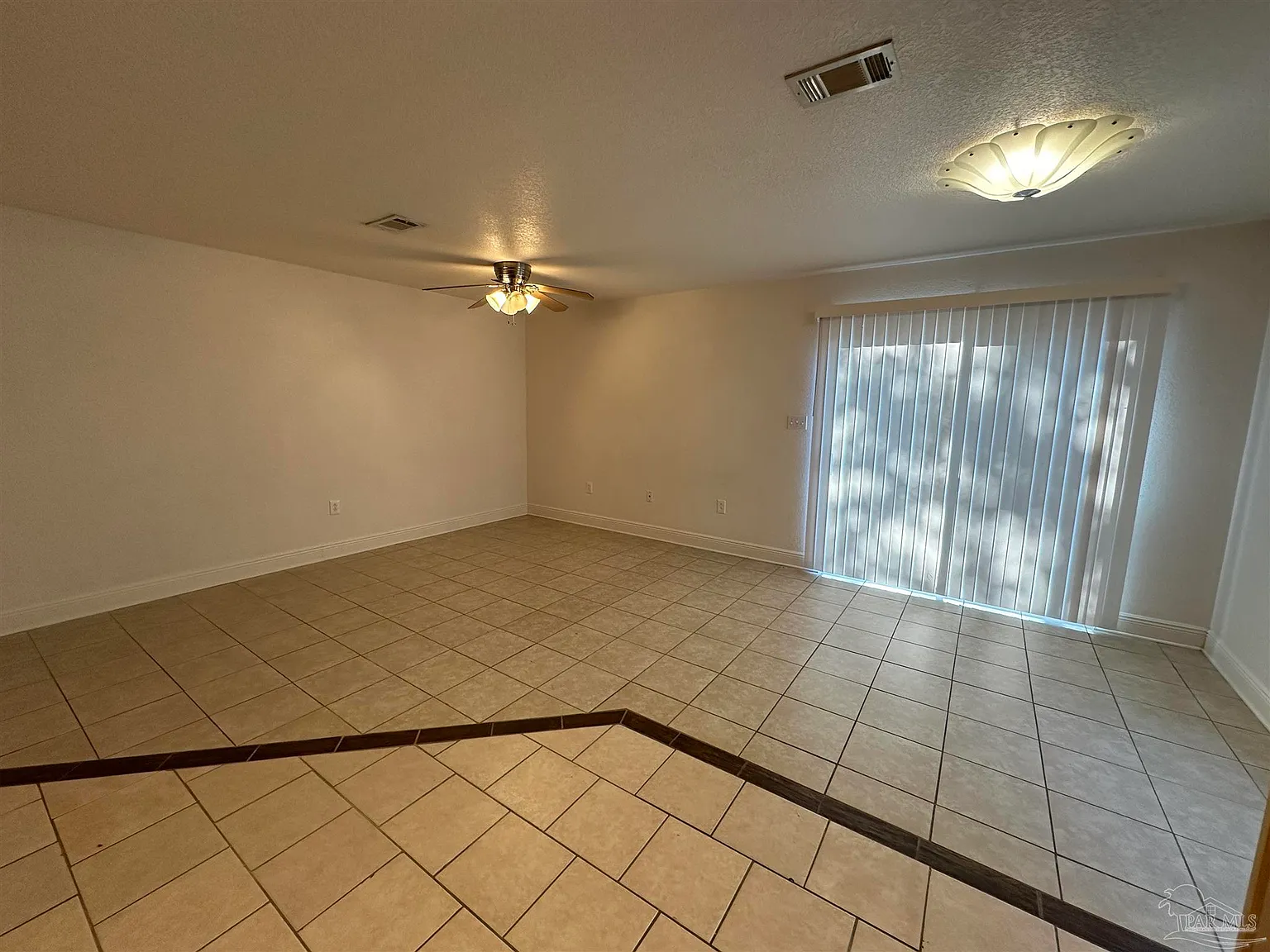 3 bed, 2.5 bath, 1290 sqft, $1,550 — Photo 4