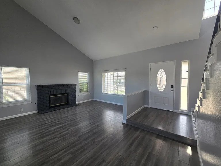 1621 W Newgrove St — Photo 6