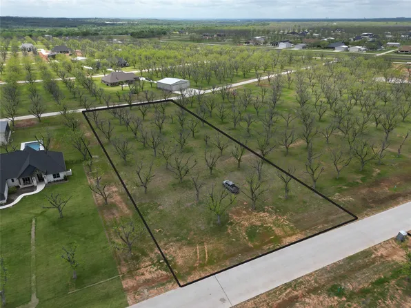 1019 E Landings Rd N, Granbury, TX 76049