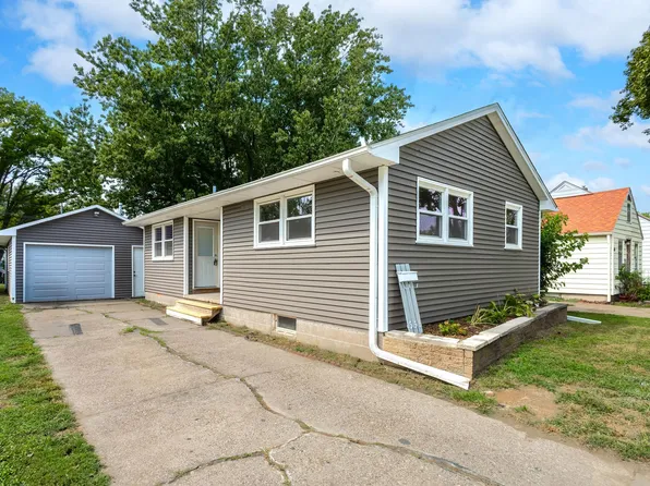 356 16th St, Silvis, IL 61282