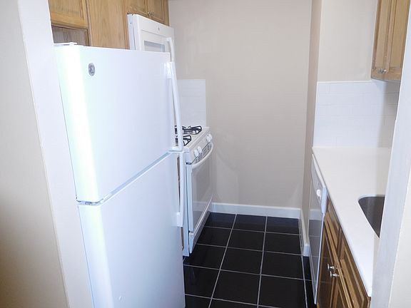 5th image of 19-10 Parsons Blvd #2C