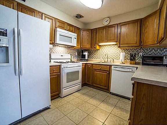 4th image of 890 Quaker Dr