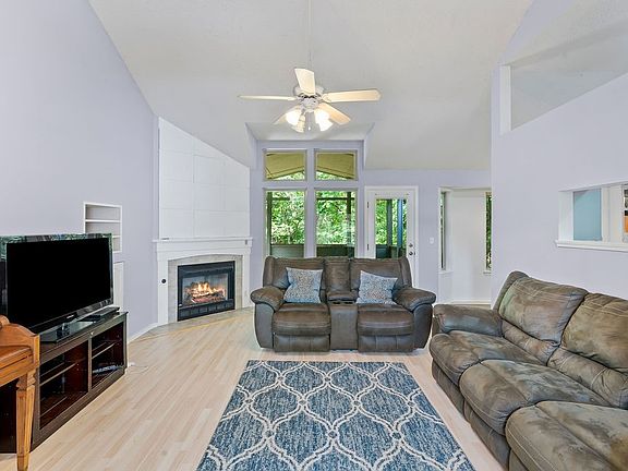 4th image of 20 Lerwick Ln