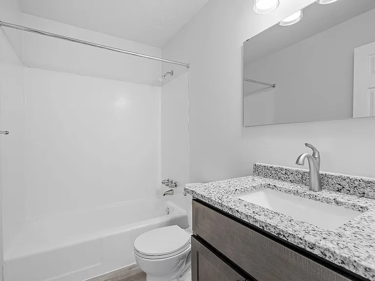 Oakwood Court Apartments — Photo 15