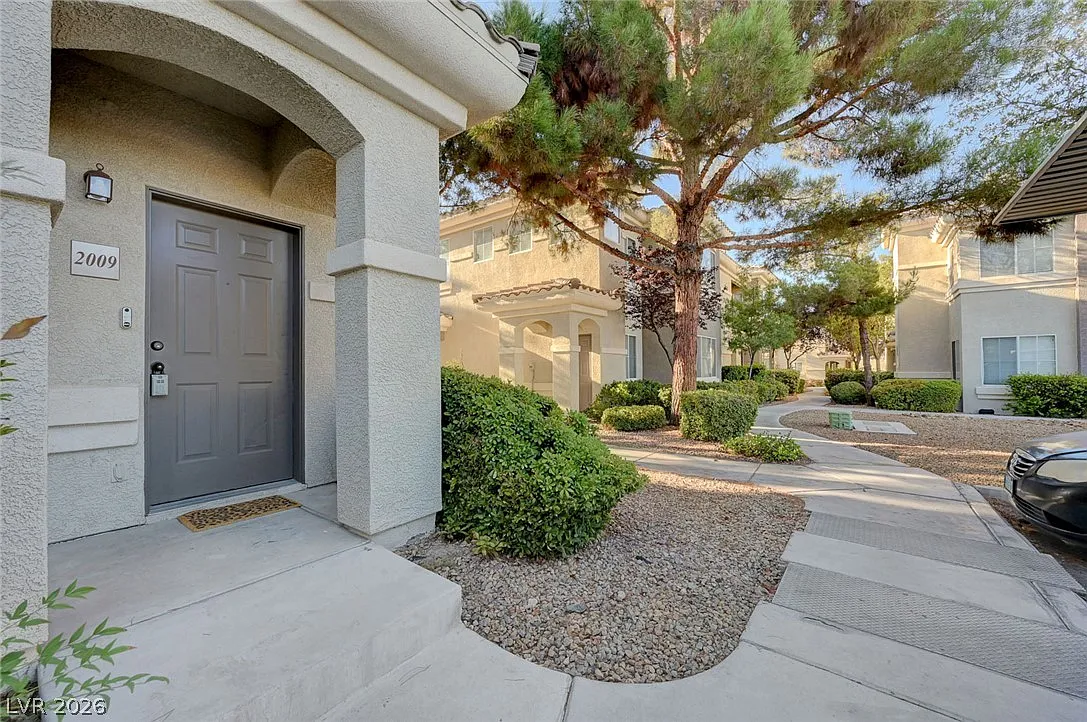 2 bed, 2.0 bath, 936 sqft, $1,695 — Photo 3