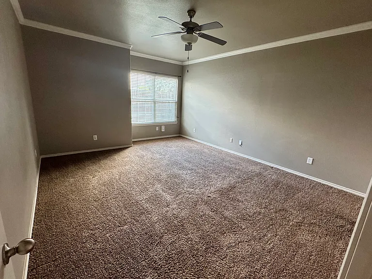 323 Silvercreek Dr — Photo 4