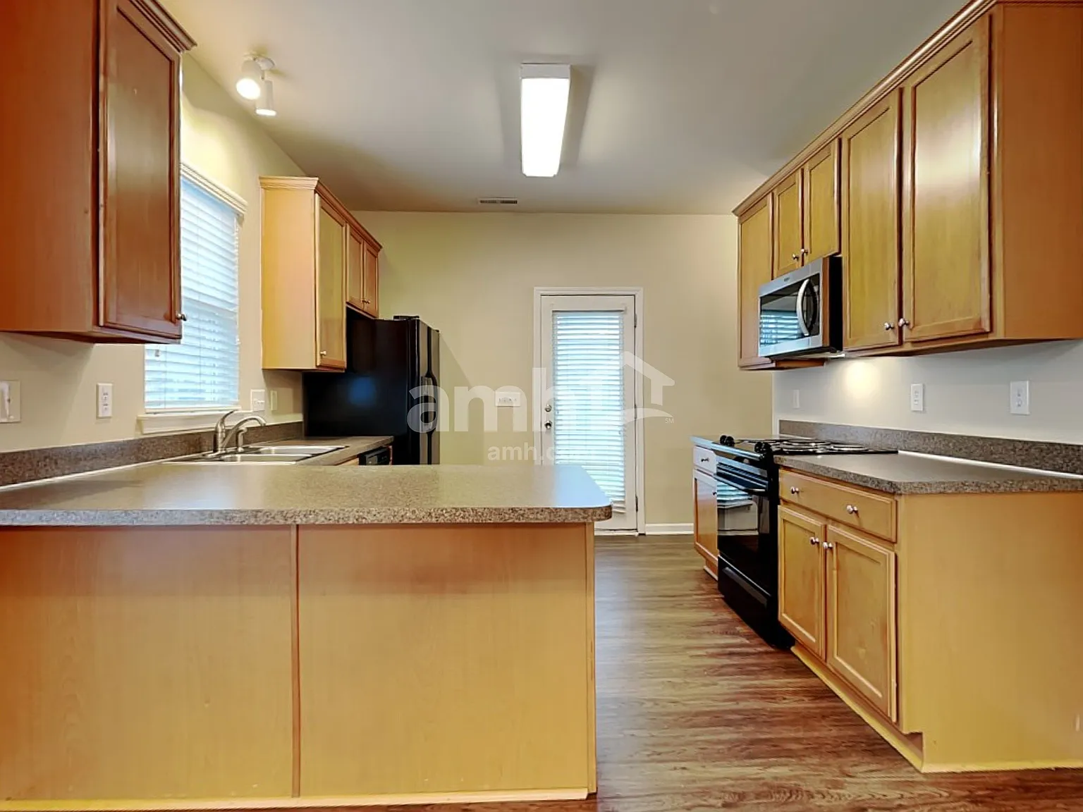 3 bed, 2.0 bath, 1528 sqft, $2,065 — Photo 4