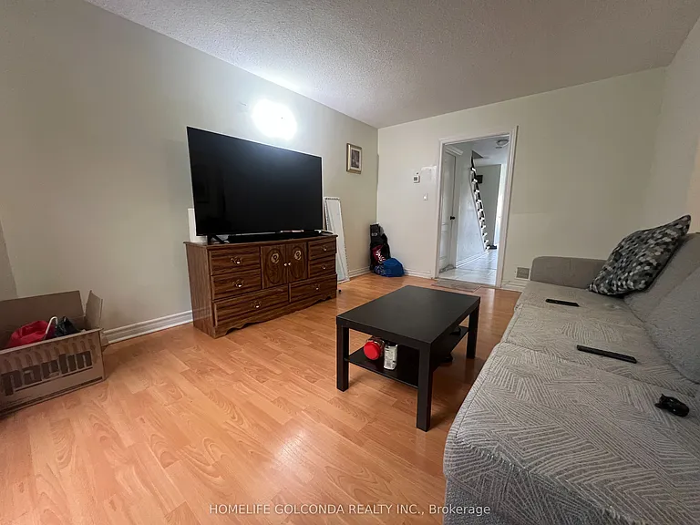 6 La Peer Blvd — Photo 5
