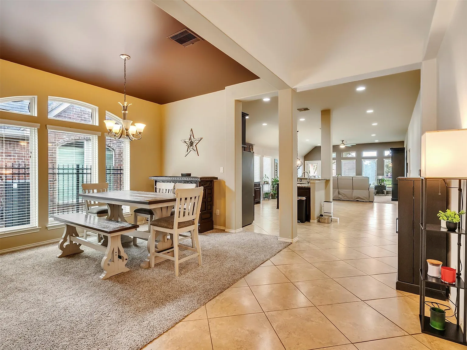 4 bed, 2.0 bath, 2339 sqft, $2,500 — Photo 4