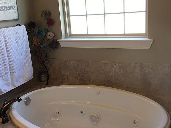 Master bath jacuzzi tub 