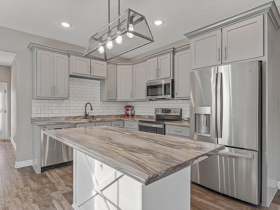 4th image of 107 Larrison St