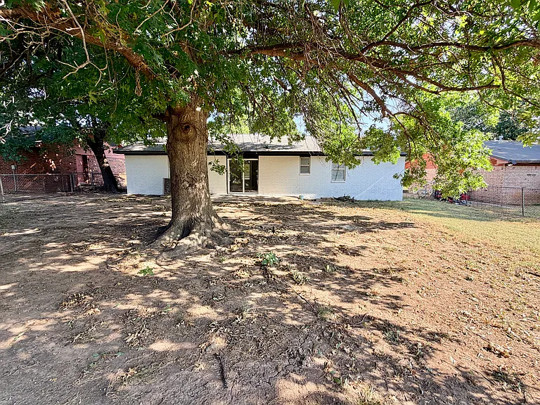 212 E Maple Ave — Photo 10