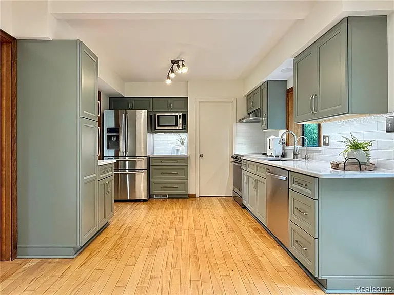 306 Michelson Rd — Photo 5