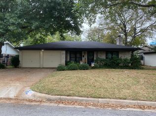 805 Blue Lake Dr, Fort Worth, TX 76103