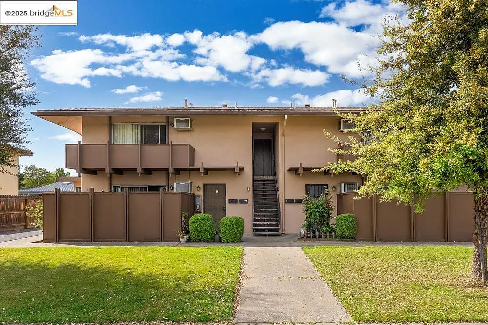 2 bed, 830 sqft, $1,800 — Photo 2