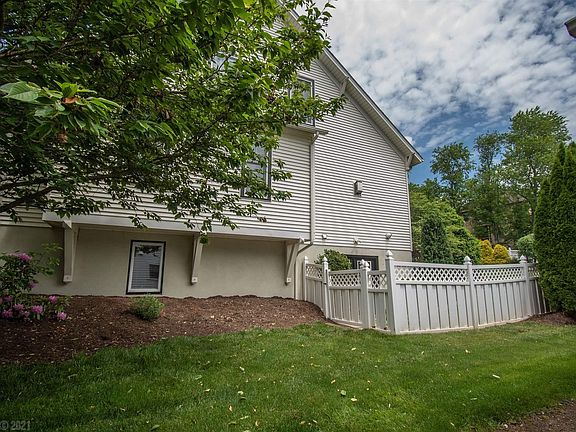 3rd image of 1005 Village Way N