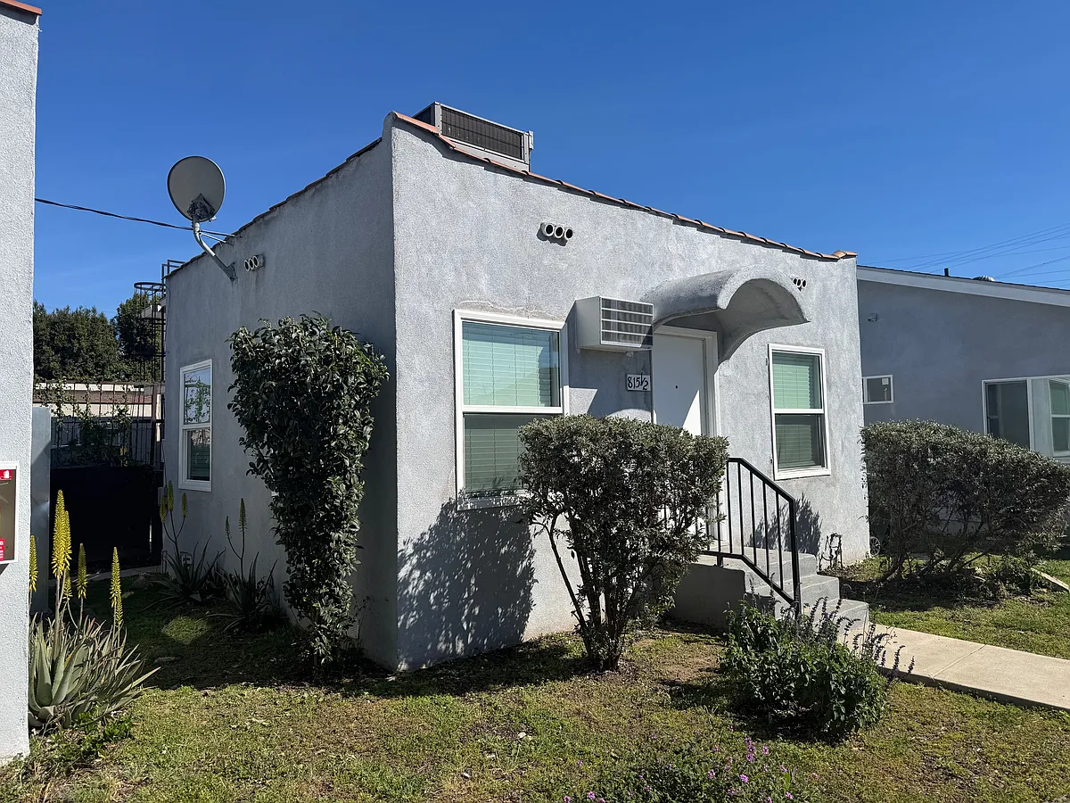 Building Photo - 815 W 97th St #1/2