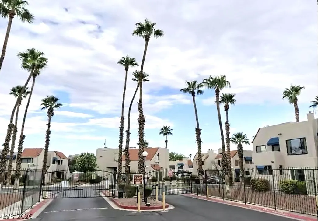 2 bed, 1.0 bath, 877 sqft, $1,250 — Photo 1