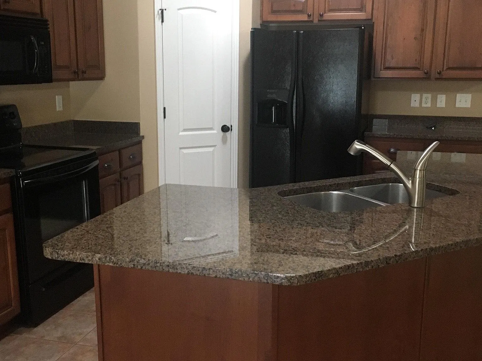 3 bed, 1595 sqft, $1,950 — Photo 3