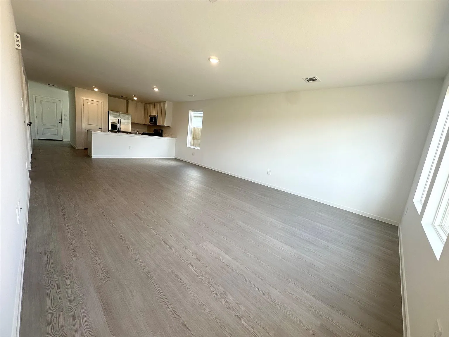 4 bed, 2.5 bath, 1891 sqft, $1,900 — Photo 2