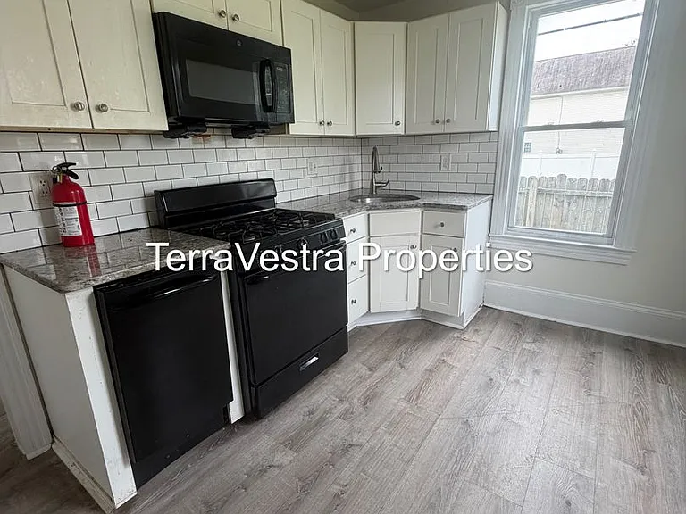 130-132 W McNeal St — Photo 1