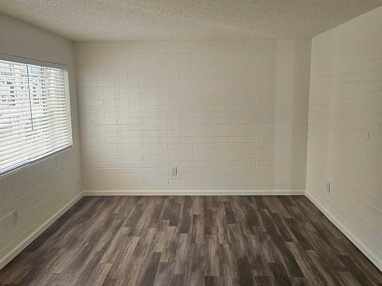 521 E Bethany Home Rd — Photo 2