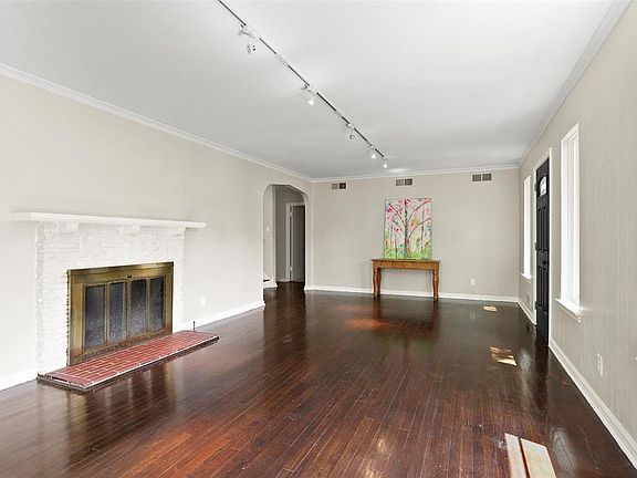 4th image of 915 Stevens Wood Ct