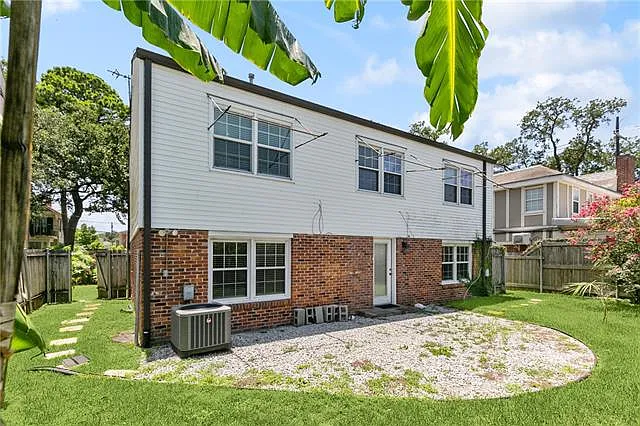 3 bed, 2.0 bath, 1600 sqft, $2,100 — Photo 2