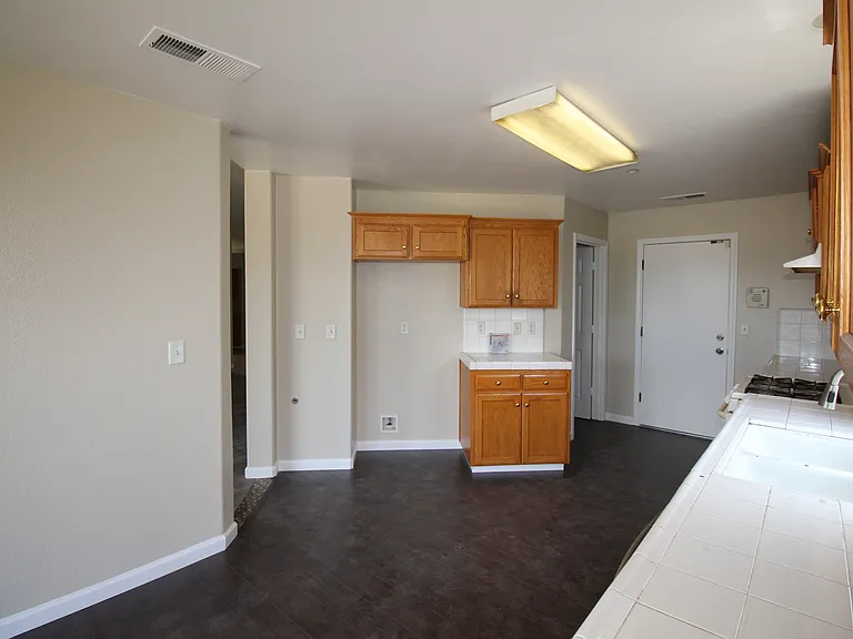5325 N Rosalia Ave — Photo 8