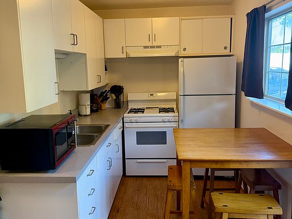 3rd image of 3340 1/2 Montgomery St