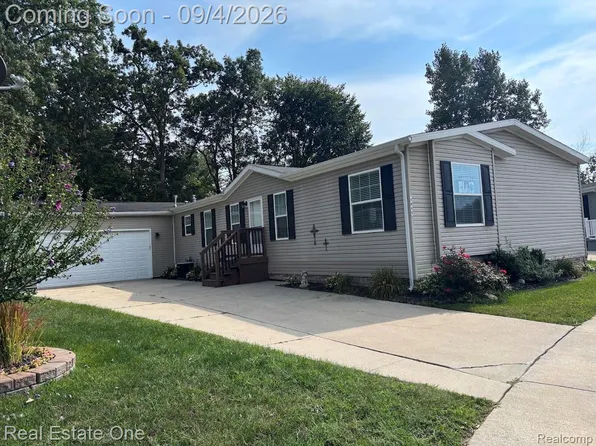 3855 Emerald Park Dr, Milford, MI 48380