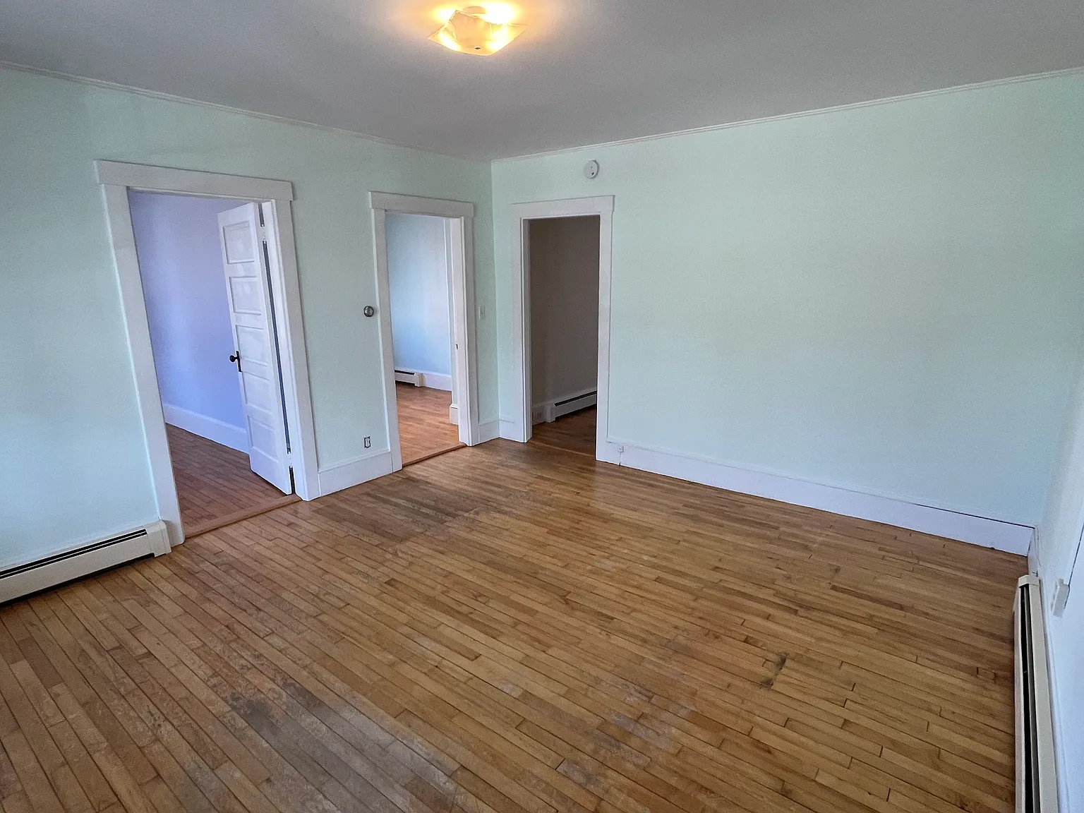 3 bed, 900 sqft, $2,500 — Photo 2