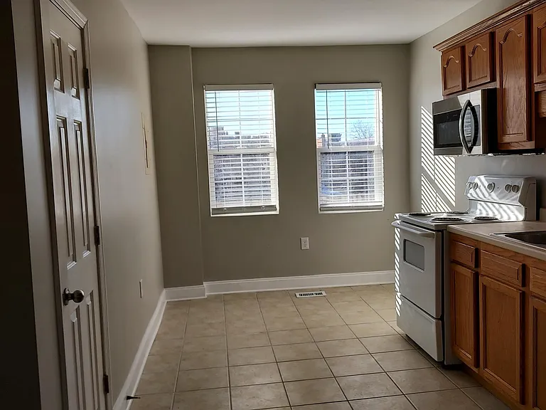 121 Sharpe St — Photo 10