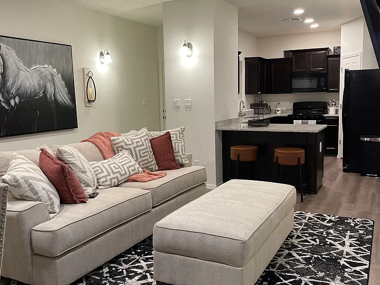 305 San Clemente Ave NW — Photo 1