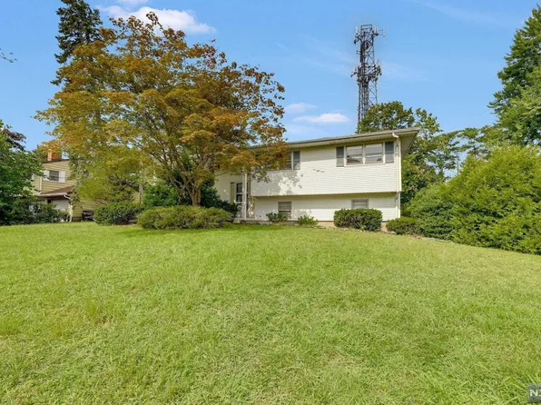 659 Rutgers Pl, Paramus, NJ 07652