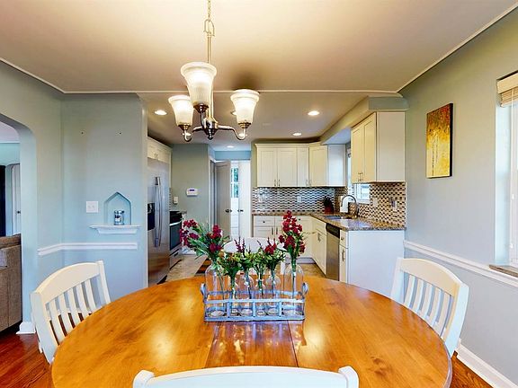 3rd image of 1817 Larchwood Pl