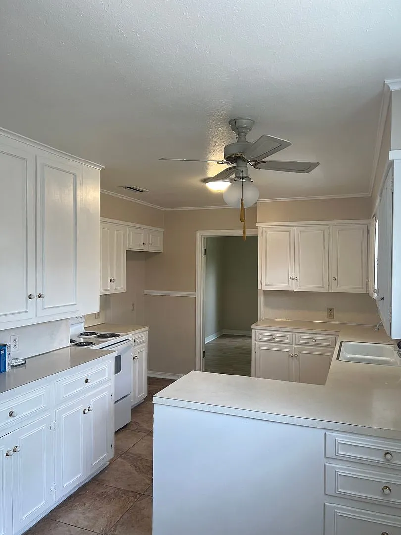 Desirable Youree Dr Area — Photo 4