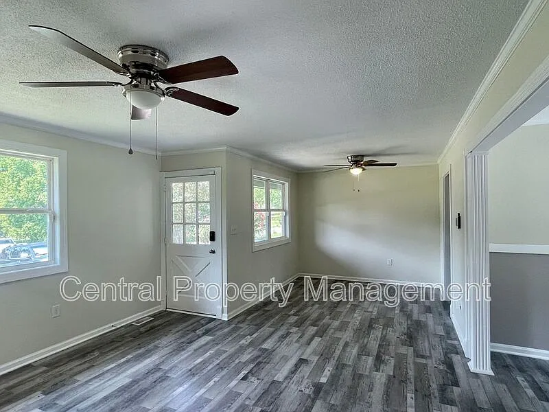 2 bed, 1.0 bath, 1033 sqft, $1,495 — Photo 2
