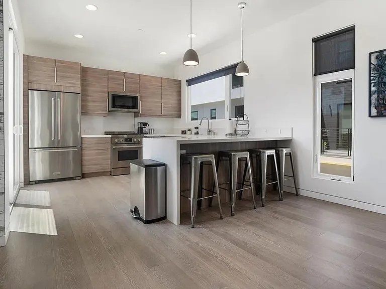 3235 Louise St — Photo 10