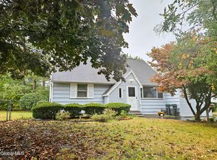 2 Jeffrey Ln, Loudonville, NY 12211