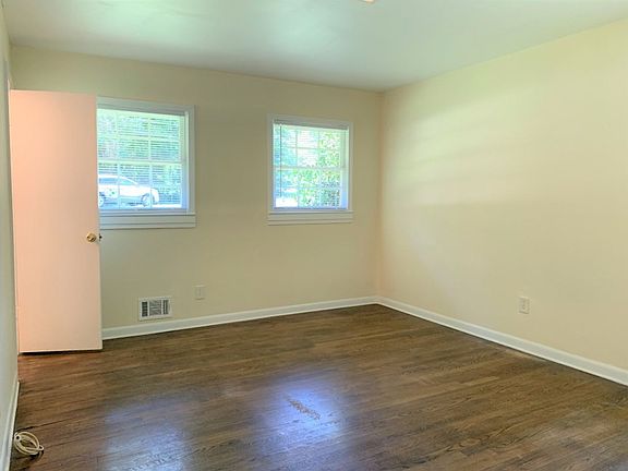 3rd image of 5 Elaine Dr