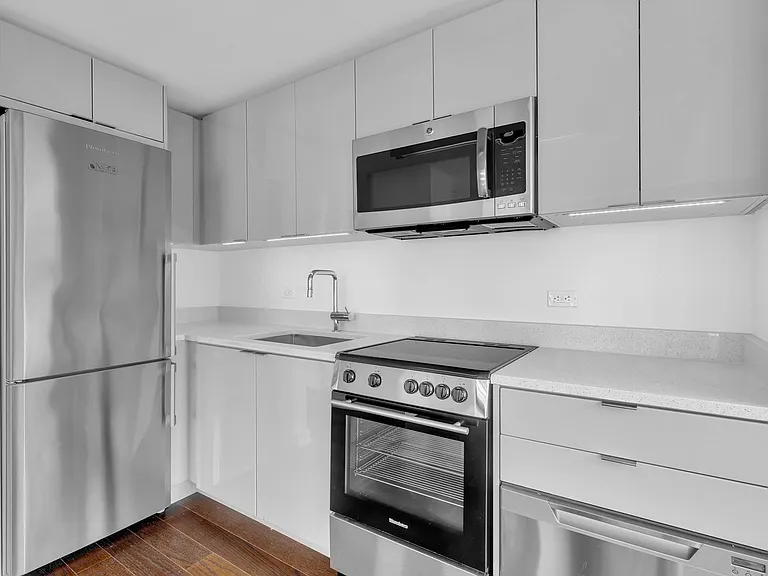 400 W 113th St #1427 — Photo 8