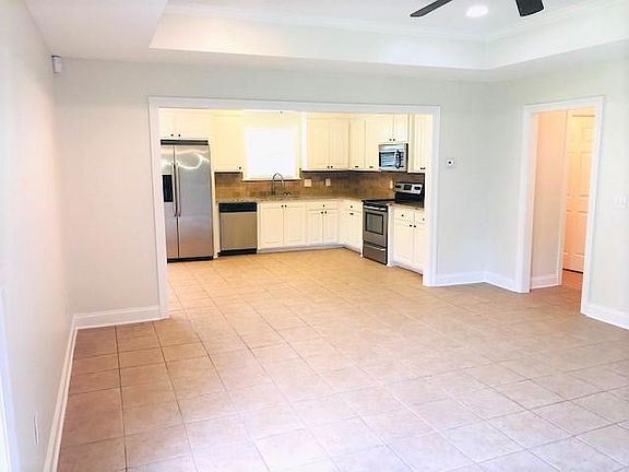 4th image of 134 Longwood Place Dr W
