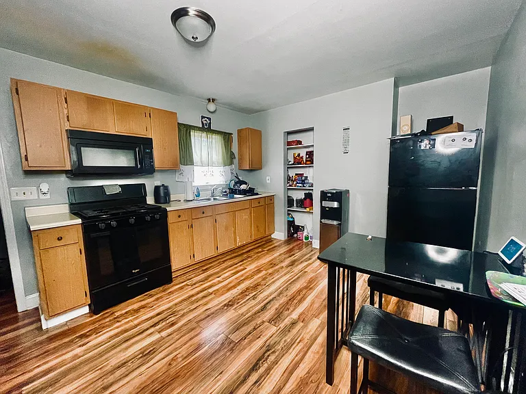 104 Kelburn St #2 — Photo 3
