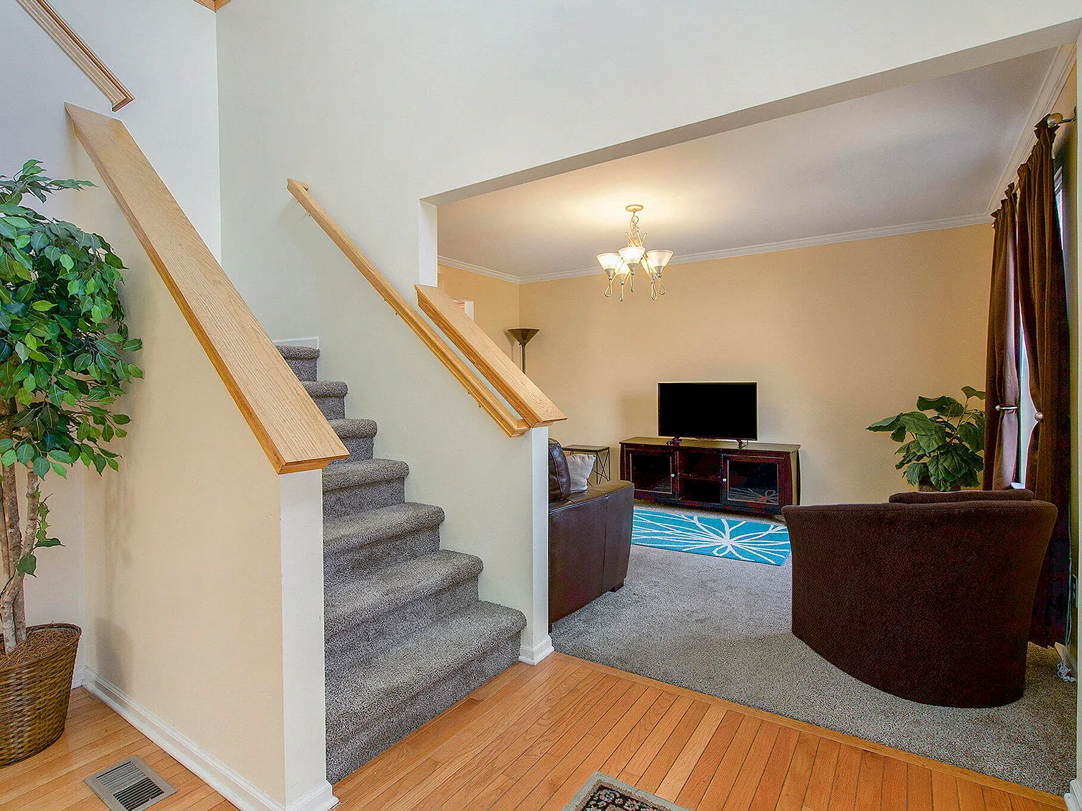 4 bed, 2.5 bath, 2694 sqft, $2,900 — Photo 3