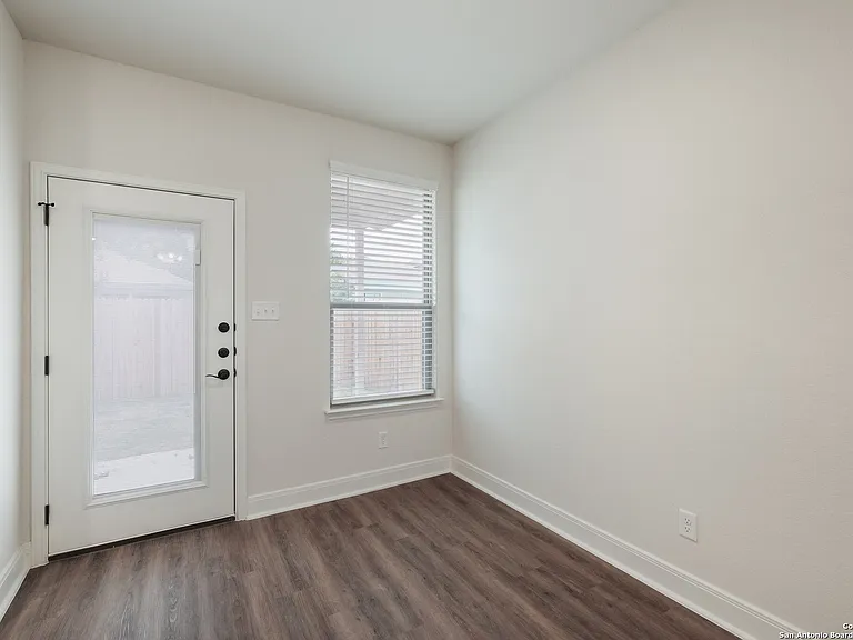 2507 Lynwood Bnd — Photo 8