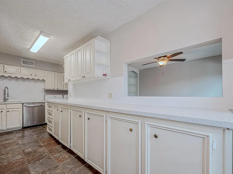 432 N Post Oak Ln — Photo 17